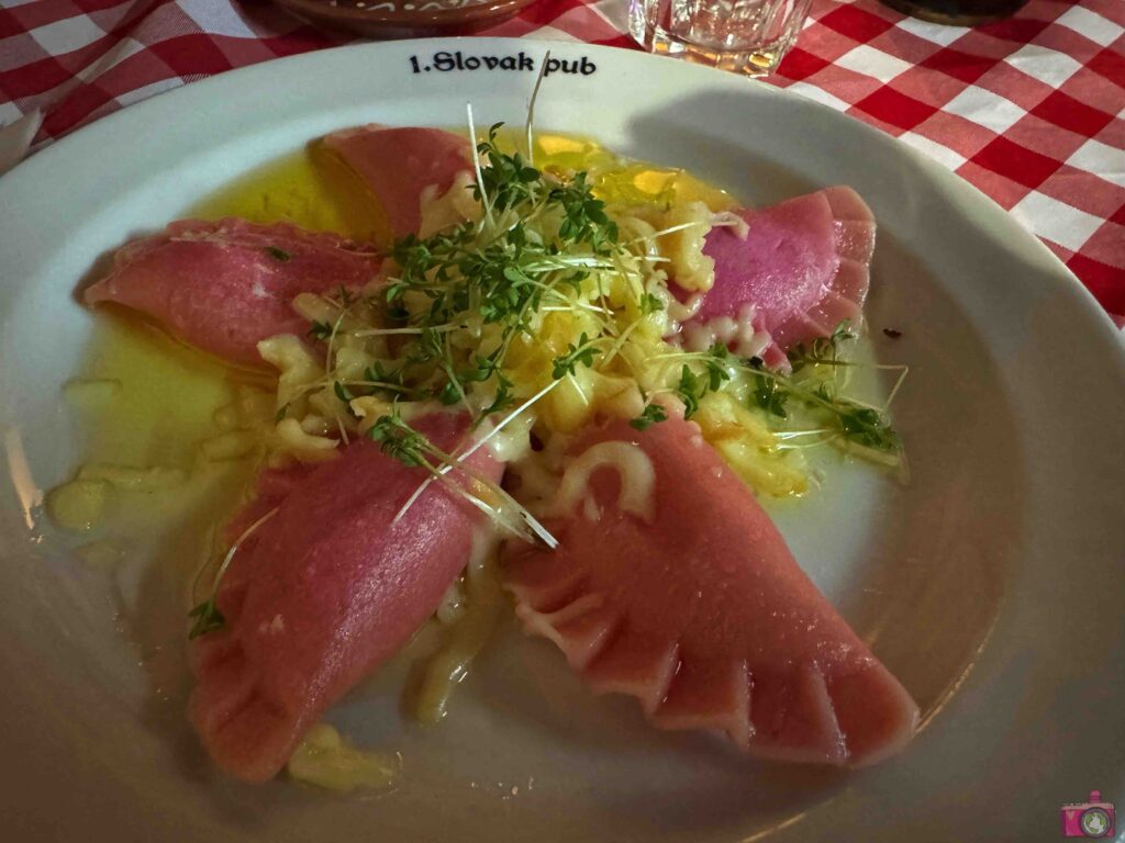 Pierogi di barbabietola con patate e formaggio vegan Slovak Pub